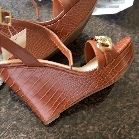 New guess crcc embossed wedge sandals NWT 8 - Picture 4 of 7